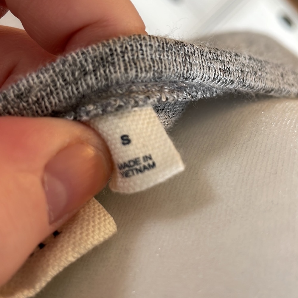 GAP top with flowy arm detail S - Picture 5 of 6